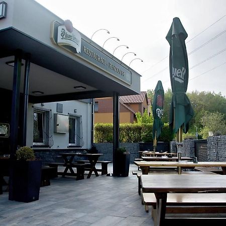 Penzion 68 Hotel คลาดโน ภายนอก รูปภาพ